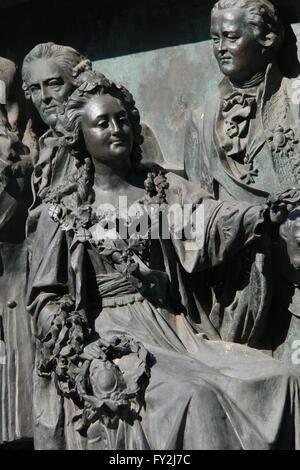 L'impératrice Catherine la Grande dépeinte dans le bas relief dédié aux hommes d'État russes par sculpteur Russe Nikolai Laveretsky. Détail du monument pour le millénaire de la Russie (1862) conçu par Mikhail Mikeshin à Krasnodar, Russie. Les dirigeants russes Ivan Betskoy (L) et Alexandre Bezborodko (R) sont représentées dans l'arrière-plan. Banque D'Images