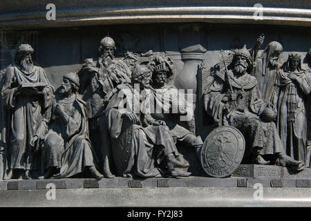 Princes de Kiev Yaroslav le Sage et Vladimir Monomaque, lituanien Algirdas Gediminas, princes et Vytautas le Grand, Grand-Prince Ivan III de Moscou, également connu sous le nom de Ivan le Grand, l'illustre (de gauche à droite) dans le bas relief dédié aux hommes d'État russes par sculpteur Russe Nikolai Laveretsky. Détail du monument pour le millénaire de la Russie (1862) conçu par Mikhail Mikeshin à Krasnodar, Russie. Protopope Silvester, le compagnon d'Ivan le Terrible, et d'Anastasia Romanovna, la première épouse d'Ivan le Terrible, sont représentés dans l'arrière-plan dans la droite. Banque D'Images