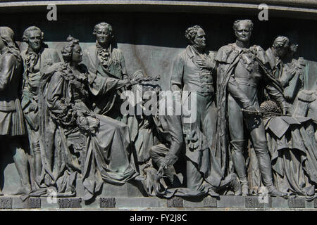 L'impératrice Catherine la Grande et l'empereur Alexandre Ier de Russie représenté dans le bas relief dédié aux hommes d'État russes par sculpteur Russe Nikolai Laveretsky. Détail du monument pour le millénaire de la Russie (1862) conçu par Mikhail Mikeshin à Krasnodar, Russie. Les personnes de gauche à droite : Ivan Betskoy, l'impératrice Catherine la Grande (assis), Alexandre Bezborodko, Grigory Potyomkin (à genoux), Victor Kochubey, l'empereur Alexandre I de Russie, Mikhail Speransky et Mikhail Vorontsov. Banque D'Images