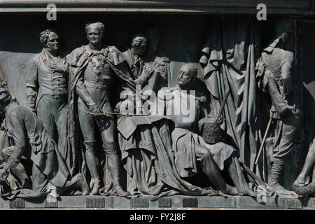 L'empereur Alexandre I et l'Empereur Nicolas Ier de Russie représenté dans le bas relief dédié aux hommes d'État russes par sculpteur Russe Nikolai Laveretsky. Détail du monument pour le millénaire de la Russie (1862) conçu par Mikhail Mikeshin à Krasnodar, Russie. Les personnes de gauche à droite : Victor Kochubey, l'empereur Alexandre I de Russie, Mikhail Speransky, Mikhail Vorontsov et l'Empereur Nicolas Ier de Russie (assis). Grand Prince Sviatoslav I de Kiev représenté dans le droit dans le bas relief dédié aux hommes et des héros militaires russes par les sculpteurs Matvey Chizhov et Alexander Lubimov. Banque D'Images