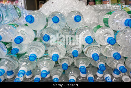 Un affichage de l'eau en bouteille est vu dans une épicerie à New York Lundi, 18 avril, 2016. (© Richard B. Levine) Banque D'Images