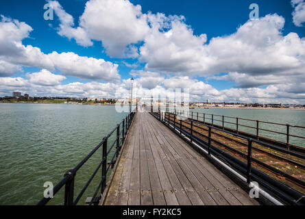 Southend Pier est un point de repère majeur de Southend. S'étendant sur 1,34 mile dans l'estuaire de la Tamise, c'est le plus long du monde Banque D'Images