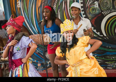 Vue horizontale de rumba danseurs et musiciens de La Havane, Cuba. Banque D'Images