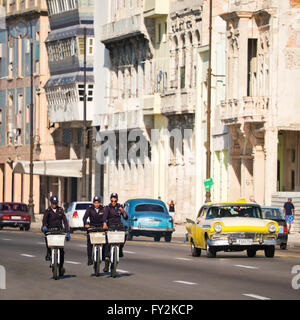 Vue sur place de policiers à vélo le long du Malecon de La Havane, Cuba. Banque D'Images