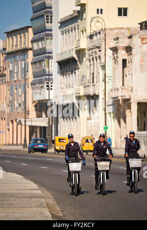 Vue verticale de policiers à vélo le long du Malecon de La Havane, Cuba. Banque D'Images
