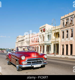 Square de streetview classic voitures américaines roulant sur le Malecon à La Havane, Cuba. Banque D'Images