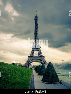 La Tour Eiffel et des fontaines dans les jardins du Trocadéro, Paris, France. Banque D'Images