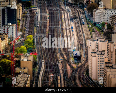 Les voies de chemin de fer menant à la Gare Montparnasse, Paris, France Banque D'Images
