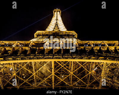 La Tour Eiffel illuminée la nuit, Paris, France. Banque D'Images