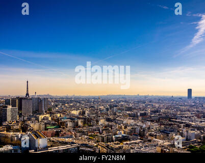 Vue aérienne de la Tour Eiffel et Tour Montparnasse, Paris, France. Banque D'Images