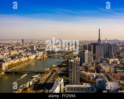 Vue aérienne de la Seine avec la Tour Eiffel en distance, Paris, France. Banque D'Images