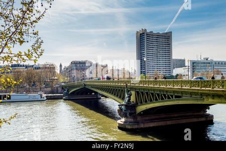 Pont Mirabeau, sur la Seine, Paris, France. Banque D'Images