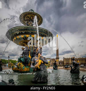 Fontaines et l'Obélisque, Place de la Concorde, Paris, France. Banque D'Images