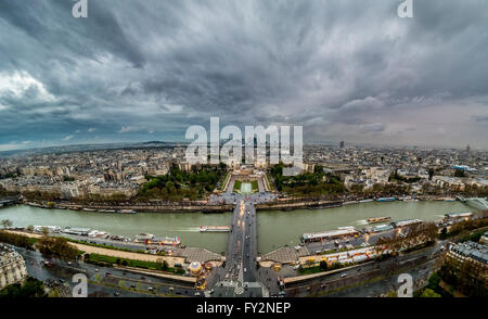 Vue de la Tour Eiffel vers la Seine et le Trocadéro à Paris, France. Banque D'Images