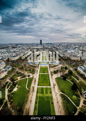 Champ de Mars, avec la Tour Montparnasse en arrière-plan, Paris, France. Banque D'Images