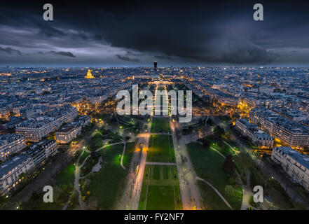 Champ de Mars, avec la Tour Montparnasse en arrière-plan la nuit, Paris, France. Banque D'Images