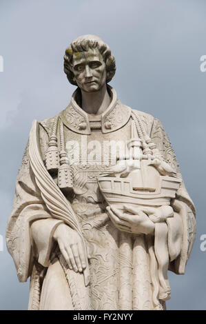 Une statue en marbre du martyr São Vicente, saint patron de Lisbonne. Il est titulaire d'un navire avec deux corbeaux, l'emblème de la ville. Le Portugal. Banque D'Images