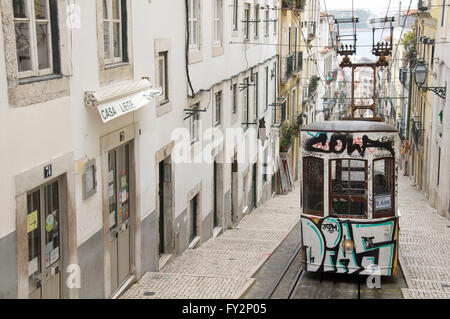 Elevador/Ascensor da Bica, un tramway funiculaire transportant des passagers de la partie supérieure de Bairro Alto dans une longue pente raide à Lisbonne dans le Tage. Le Portugal. Banque D'Images