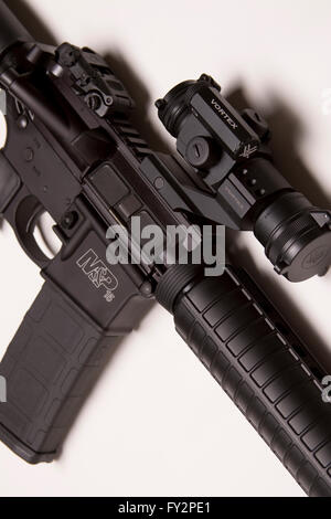 Smith & Wesson M&P15 Rifle avec Vortex StrikeFire II Champ d'application Banque D'Images