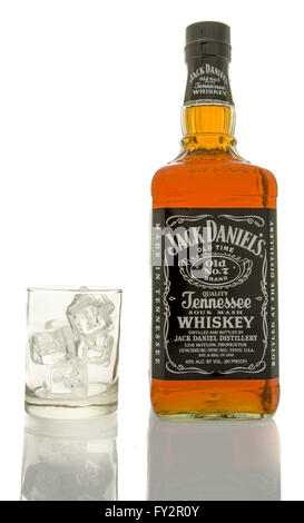 Winneconne, WI - 10 mars 2016 : une bouteille de Jack Daniel's whiskey avec un verre vide de glace. Banque D'Images