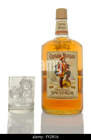 Winneconne, WI - 10 mars 2016 : une bouteille de rhum Captain Morgan spiced avec un verre vide de glace. Banque D'Images