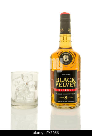 Winneconne, WI - 19 mars 2016 : une bouteille de whisky de la réserve de velours noir avec un verre de glace. Banque D'Images
