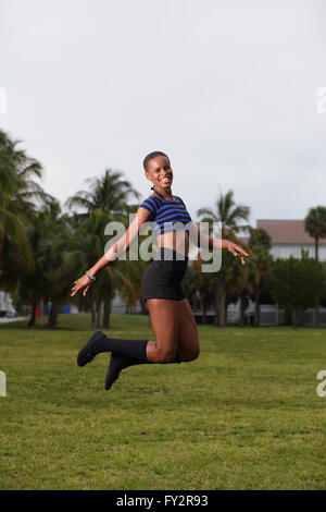 Femme dans les airs. Banque D'Images