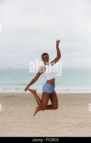 Woman jumping in midair Banque D'Images