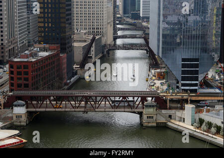 Voiliers font leur chemin jusqu'à la rivière de Chicago que le pont est levé Randolph Street à Chicago, Illinois, USA Banque D'Images