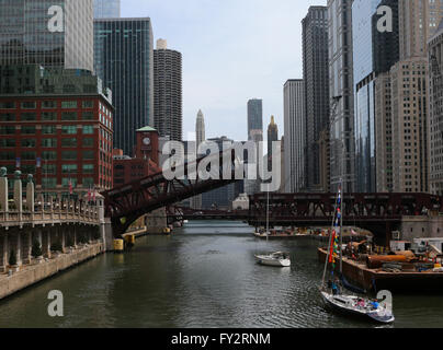 Voiliers font leur chemin jusqu'à la rivière de Chicago comme le pont de la rue des puits est relevé à Chicago, Illinois, USA Banque D'Images