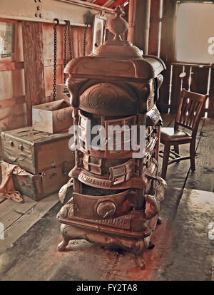 Vintage cuisinière dans la grange abandonnée en couleurs sépia sur plancher en bois. Banque D'Images