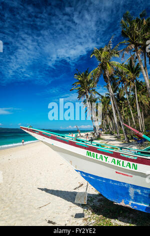 Bateau de pêche traditionnelle des Philippines sur la plage de puka en paradis tropical boracay philippines Banque D'Images