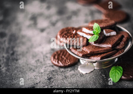 Cookies au chocolat et à la menthe.Monnaie. La menthe poivrée. Le menthol. Chocolat noir avec la crème de menthe. Chocolat noir menthe avec Banque D'Images