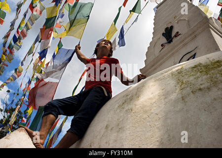 Les petits drapeaux de prière avec stupa bouddhiste au temple de Swayambunath à Katmandou, au Népal. Swayambhunath Stupa views, une variété de shrin Banque D'Images
