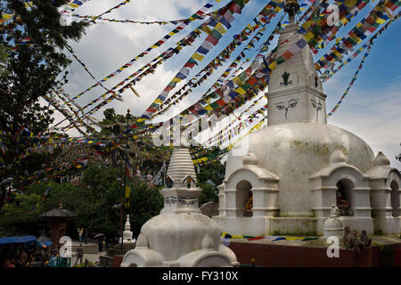 Les petits drapeaux de prière avec stupa bouddhiste au temple de Swayambunath à Katmandou, au Népal. Swayambhunath Stupa views, une variété de shrin Banque D'Images