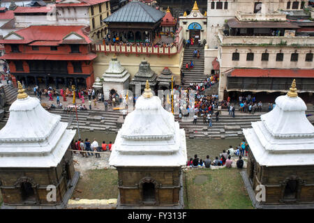 Lieu de crémation de cérémonie, Ghats, de temple de Pashupatinath, à la sainte de la rivière Bagmati, Katmandou, Népal Banque D'Images