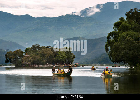 Les touristes bateau sur le Lac Phewa, au sud de Pokara, Népal Banque D'Images