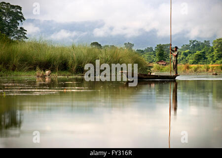 Voyage en bateau sur la rivière Rapti, parc national de Chitwan, Népal, Asie Banque D'Images