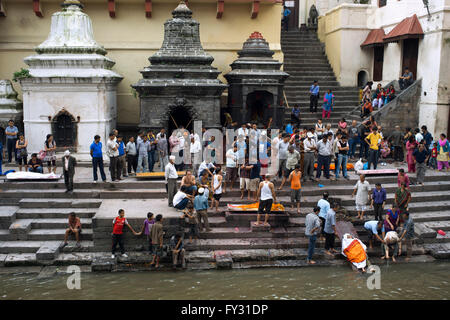 Lieu de crémation de cérémonie, Ghats, de Pashupatinath, à la sainte de la rivière Bagmati, Katmandou, Népal Banque D'Images