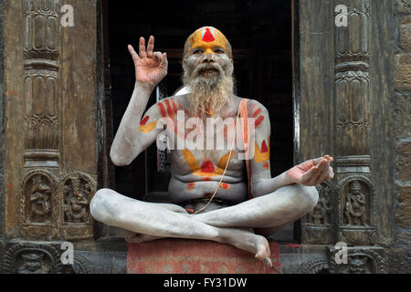 Portrait d'un sadhu, Népal Pashupatinath dans. Le lieu de la crémation par la rivière Bagmati. Saint homme sadhu painte colorée Banque D'Images