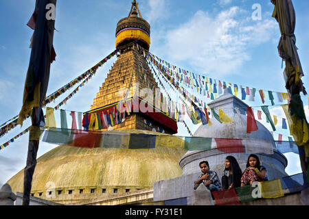 Des drapeaux tibétains et Bodhnath stupa bouddhiste, Katmandou, Népal, Asie Banque D'Images