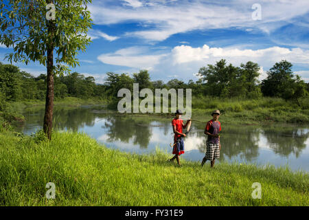 Ami des garçons dans la rivière Rapti, parc national de Chitwan, Népal, Asie Banque D'Images