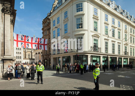 Les agents de police sur Gresham Street à Londres. Banque D'Images