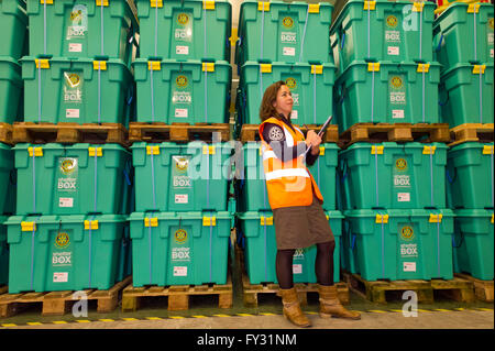 Siège de l'organisme de bienfaisance de l'abri à Helston, Cornwall, uk,où les bénévoles pack boîtier d'être expédiés à des situations d'urgence.Une uk Banque D'Images