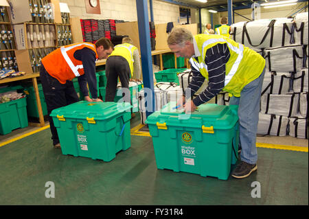 Siège de l'organisme de bienfaisance de l'abri à Helston, Cornwall, uk,où les bénévoles pack boîtier d'être expédiés à des situations d'urgence.Une uk Banque D'Images