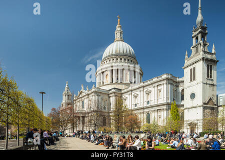 Les personnes bénéficiant de temps de printemps à la Cathédrale St Paul à Londres, Angleterre. Banque D'Images