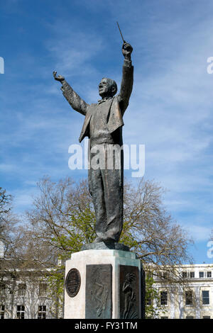 Statue de Gustav Holst dans Imperial Gardens, Cheltenham, Gloucestershire, England, UK Banque D'Images