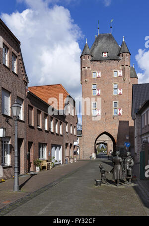 Klever Tor gate à Xanten dans la région du Rhin inférieur avec sculpture 'Frauen an der Wasserpumpe' par Bonifatius Stirnberg devant Banque D'Images