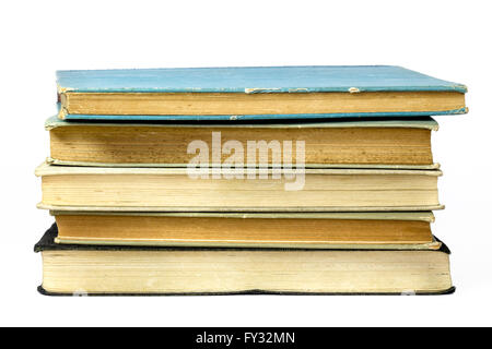 Pile de vieux livres isolé sur fond blanc Banque D'Images