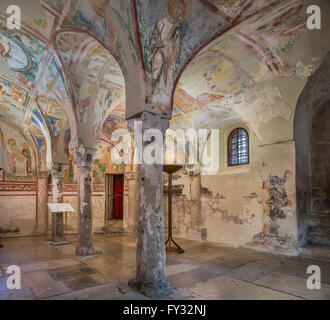 Maxentine crypt, 9e siècle., sous l'autel de la basilique romaine, célèbres fresques du 12e siècle, en restauration Banque D'Images